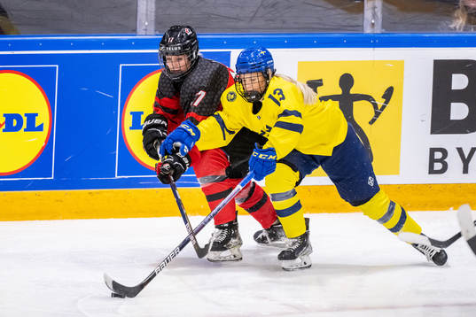 Alex Law of Canada and Mira Hallin of Sweden