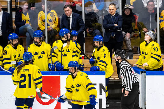 Players, team manager Hasse Edlund and head coach Andreas