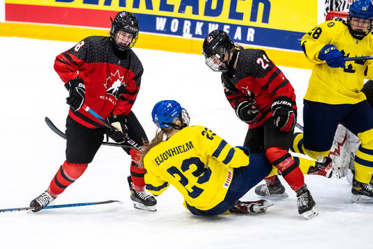 Piper Grober and Abby Stonhouse of Canada and Isabelle