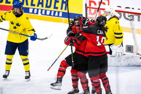 Players of Canada celebrate 8-0
