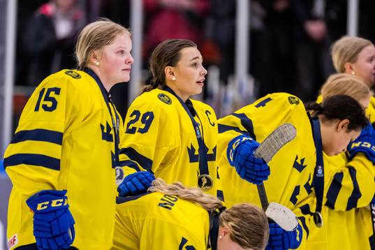 Astrid Lindeberg and Stella Lindell of Sweden looks dejected