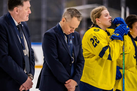 Head coach Andreas Karlsson of Sweden looks dejected