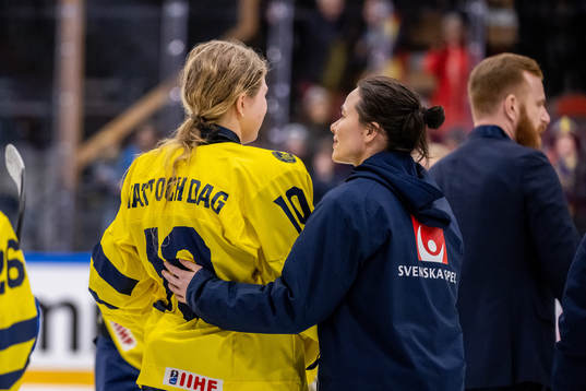 Linnea Natt och Dag and physiotherapist Elin Uusitalo of