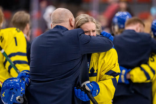 Assistant coach Ulf Hall and Tilde Utbult of Sweden looks