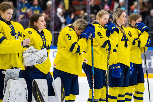 Players of Sweden looks dejected