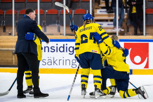 Team manager Hasse Edlund and players of Sweden looks