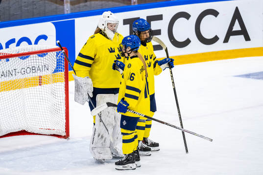 goaltender Ida Henriksson, Emilia Bergeby Hallbeck and