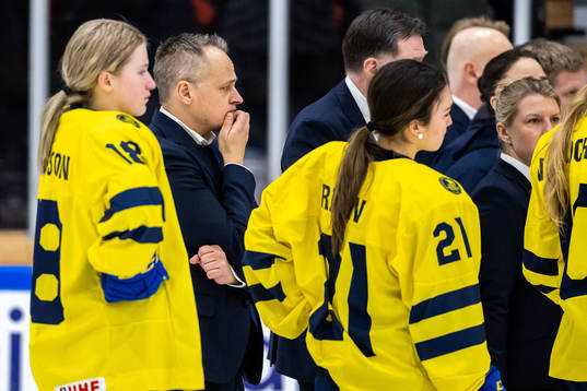 Head coach Andreas Karlsson of Sweden looks dejected