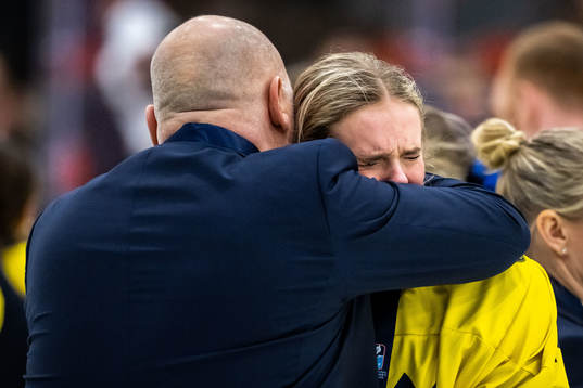 Assistant coach Ulf Hall and Tilde Utbult of Sweden looks