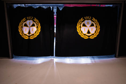Draperier med Brynäs logotyp i en gång till läktaren