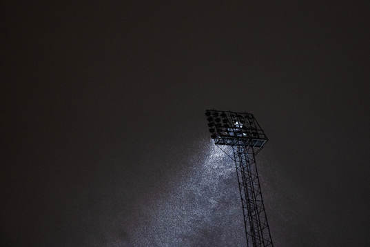 En strålkastare i snöväder utanför Monitor ERP Arena