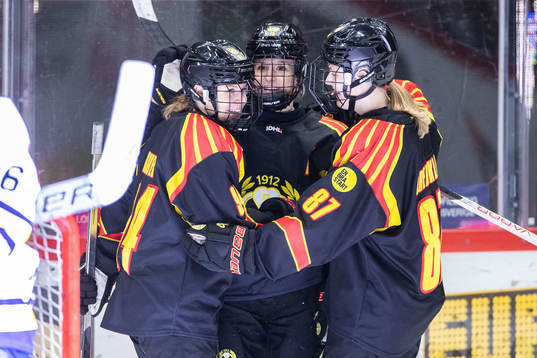 Brynäs Lara Stalder jublar med lagkamrater