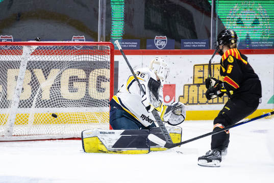Brynäs Lara Stalder gör 1-0 bakom HV71s målvakt Anni