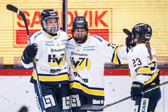 HV71s Kiira Yrjänen jublar