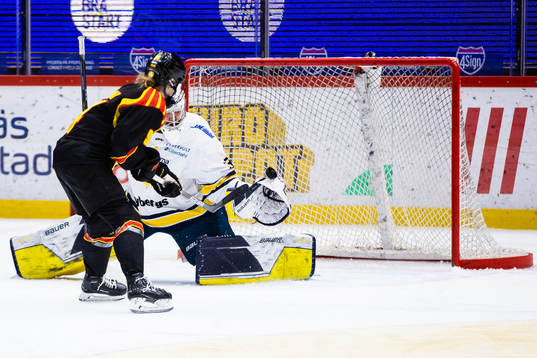 Brynäs Anna Meixner gör 3-2 på straff