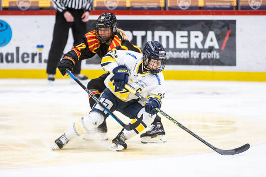 Brynäs Mina Waxin och HV71s Sanni Hakala