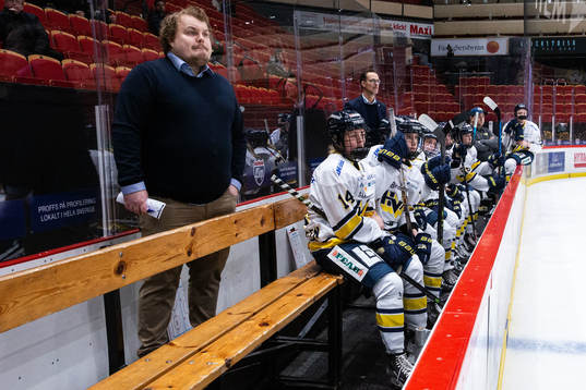 HV71s tränare Axel Nyberg och spelare deppar