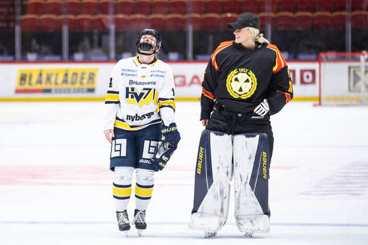 HV71s Klara Seroiszkova och Brynäs målvakt Amanda