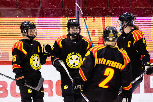 Brynäs Hanna Thuvik jublar med Lara Stalder, Maja