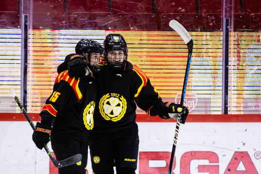 Brynäs Hanna Thuvik (h) jublar med Lara Stalder