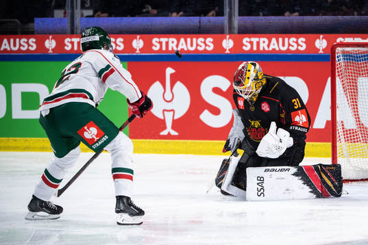 Frölundas Linus Nässen och Luleås målvakt Matteus Ward