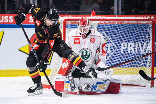 Luleås Konstantin Komarek och Frölundas målvakt Lars