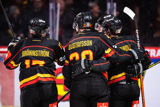 Luleås Erik Gustafsson jublar med lagkamrater