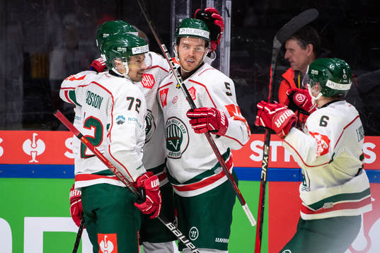 Frölundas Filip Johansson jublar med lagkamrater