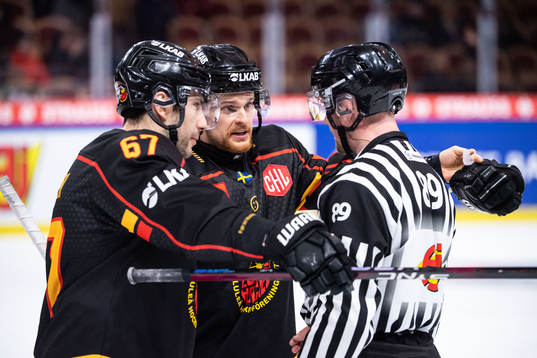 Luleås Konstantin Komarek och Brendan Shinnimin reagerar