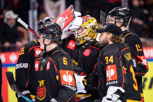 Luleås målvakt Matteus Ward jublar med lagkamrater