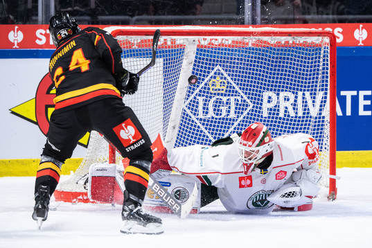 Luleås Brendan Shinnimin och Frölundas målvakt Lars
