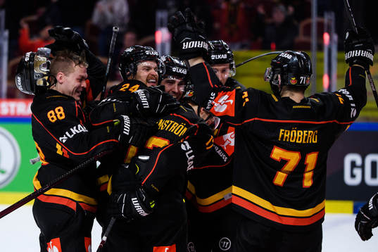 Luleås Brendan Shinnimin jublar med lagkamrater