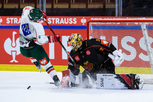 Luleås målvakt Matteus Ward räddar straff av  Frölundas