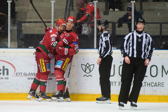 Modos David Bernhardt jublar med Johan Södergran