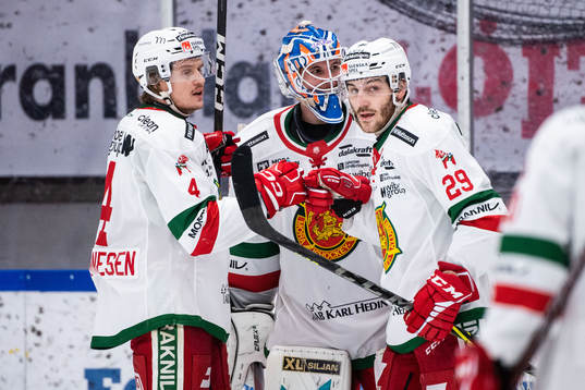 Moras Johannes Johannesen, målvakt Kari Piiroinen och