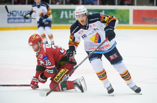 Djurgårdens Olle Liss och Modos Sebastian Ohlsson