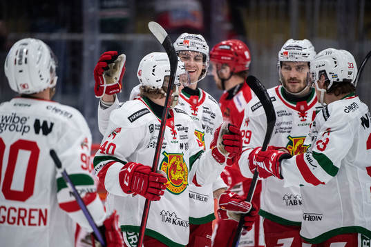 Moras Anton Heikkinen jublar med lagkamrater