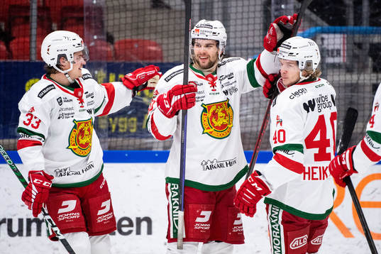 Moras Kalle Miketinac jublar med Olle Strandell och Anton
