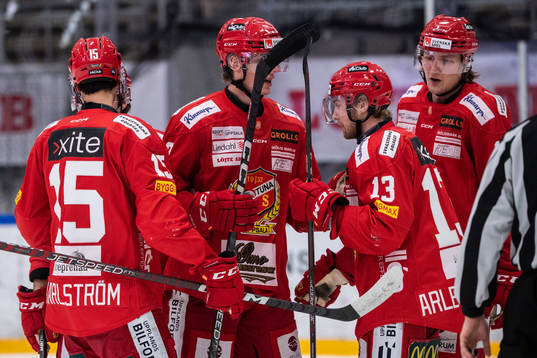 Almtunas Oliver Östergren jublar med lagkamrater