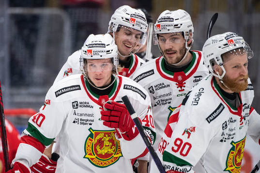 Moras Anton Heikkinen jublar med lagkamrater
