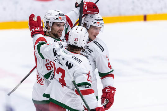 Moras Kalle Miketinac jublar med lagkamrater