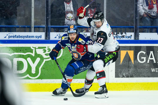 Växjös Manuel Ågren och Malmö Redhawks Adam Ollas