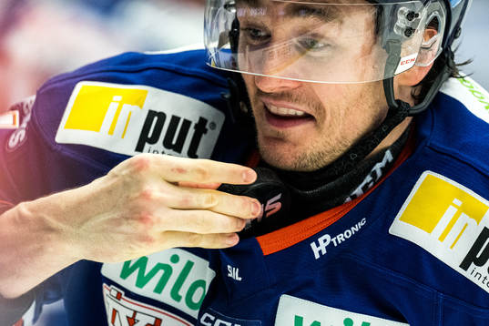 Växjös Keegan Lowe har pucken innanför tröjan