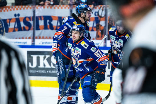 Växjös Robert Rosén jublar med lagkamrater
