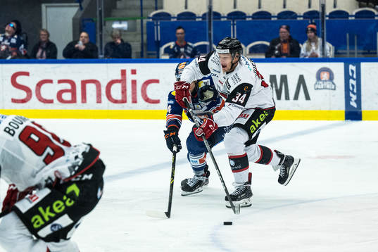 Malmö Redhawks Carl Söderberg och Växjös Keegan Lowe