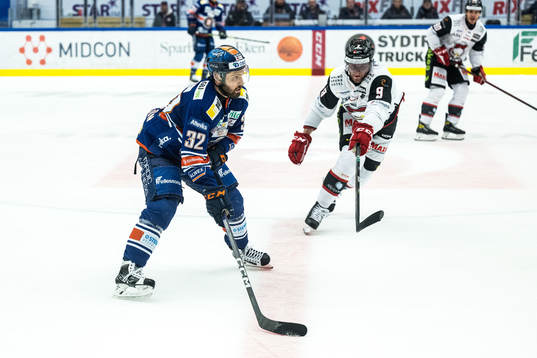 Växjös Lukas Bengtsson och Malmö Redhawks Kim Rosdahl