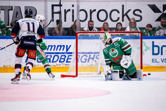 Linköpings Henrik Törnqvist gör 1-2 och Rögles målvakt