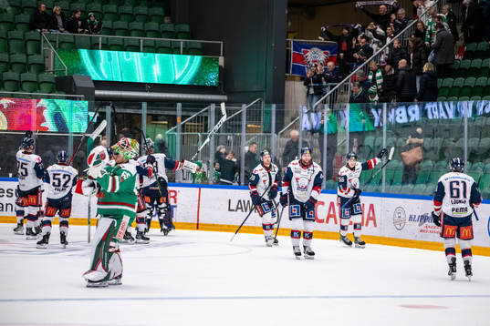 Linköpings spelarna tackar supportrarna