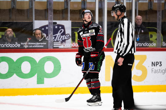 Örebros Linus Öberg utvisas