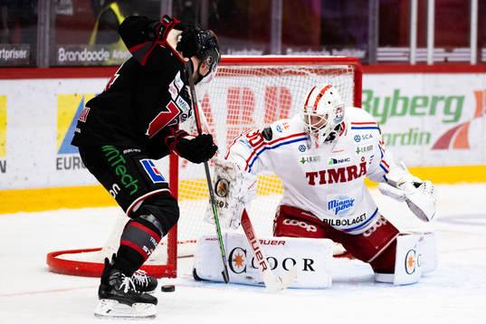 Örebros Jani Lajunen och Timrås målvakt Jacob Johansson
